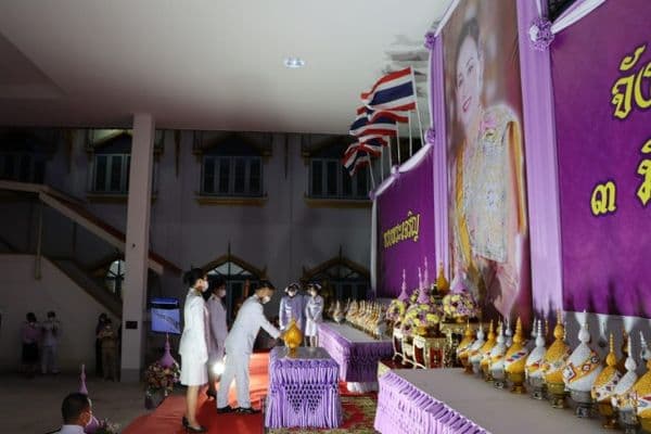 ภาพประกอบข่าว ลำดับที่ 2 จาก พิธีถวายเครื่องราชสักการะวางพานพุ่ม และร่วมพิธีจุดเทียนถวายพระพรชัยมงคล สมเด็จพระนางเจ้าฯ พระบรมราชินี เนื่องในโอกาสวันเฉลิมพระชนมพรรษา 3 มิถุนายน 2566