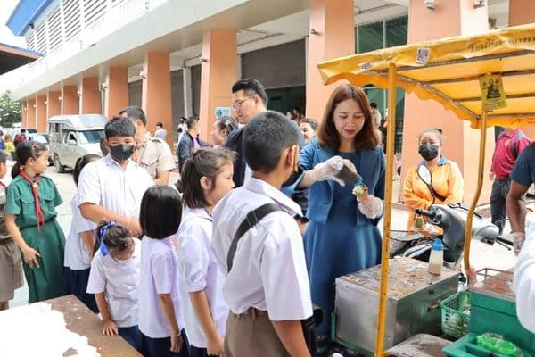 ภาพประกอบข่าว ลำดับที่ 6 จาก มอบทุนการศึกษาเพื่อชุดนักเรียนให้กับนักเรียนและข้าวสารเพื่อเป็นอาหารกลางวันให้กับสถานศึกษาในพื้นที่จังหวัดอุทัยธานี