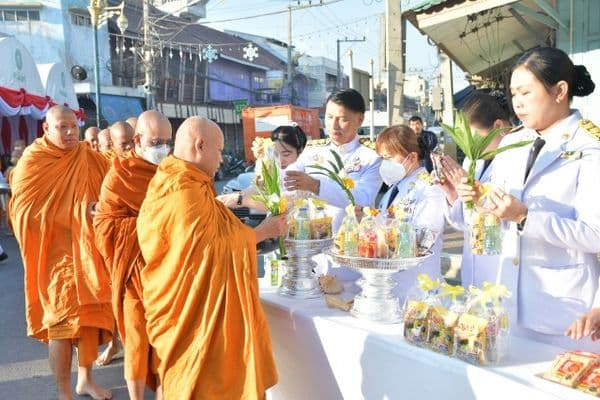 ภาพประกอบข่าว ลำดับที่ 1 จาก วมพิธีสวดพระพุทธมนต์และพิธีทำบุญตักบาตรถวายพระราชกุศล สมเด็จพระเจ้าตากสินมหาราช