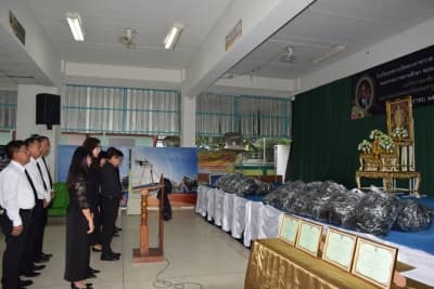 ภาพประกอบข่าว ลำดับที่ 2 จาก มอบเสื้อสีดำ(750 ตัว) รวมใจถวายความอาลัย