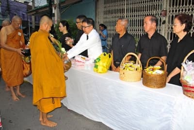 ภาพประกอบข่าว ลำดับที่ 6 จาก ทำบุญตักบาตรถวายเป็นพระราชกุศล