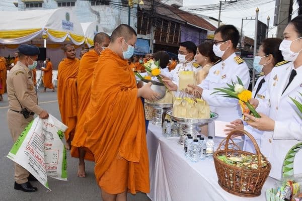 ภาพประกอบข่าว ลำดับที่ 6 จาก ร่วมพิธีทำบุญตักบาตรถวายพระราชกุศล