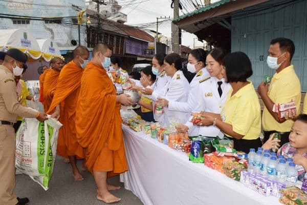 ภาพประกอบข่าว ลำดับที่ 10 จาก ร่วมพิธีทำบุญตักบาตรถวายพระราชกุศล