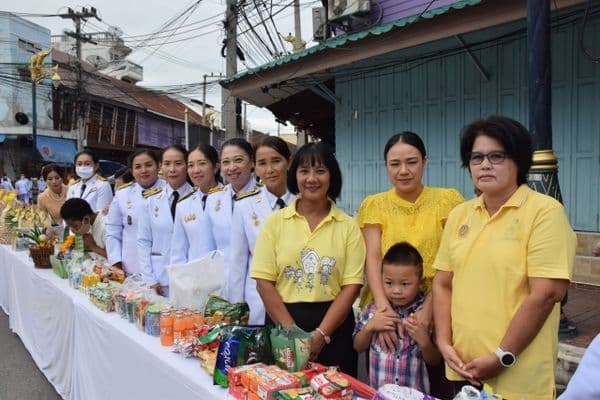 ภาพประกอบข่าว ลำดับที่ 13 จาก ร่วมพิธีทำบุญตักบาตรถวายพระราชกุศล