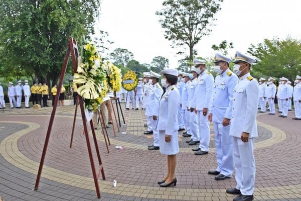 ภาพประกอบข่าว ลำดับที่ 5 จาก พิธีวาง พวงมาลาและถวายบังคม