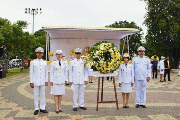 ภาพประกอบข่าว ลำดับที่ 6 จาก พิธีวาง พวงมาลาและถวายบังคม