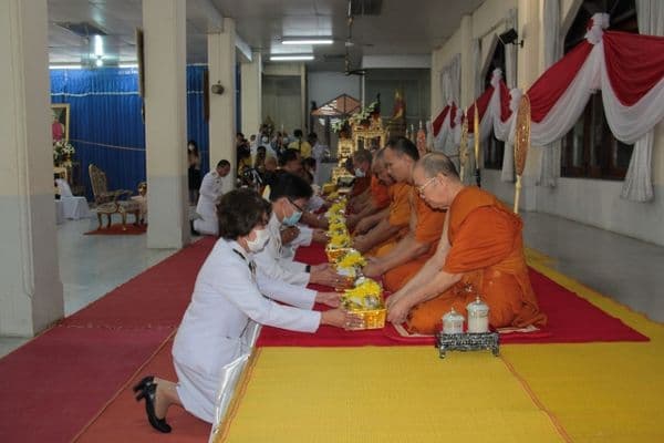 ภาพประกอบข่าว ลำดับที่ 1 จาก พิธีทำบุญตักบาตรถวายเป็นพระราชกุศล เนื่องในวันคล้ายวันพระราชสมภพครบ 120 ปี สมเด็จพระศรีนครินทราบรมราชชนนี