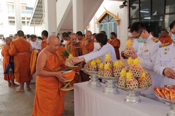 ภาพประกอบข่าว ลำดับที่ 3 จาก พิธีทำบุญตักบาตรถวายเป็นพระราชกุศล เนื่องในวันคล้ายวันพระราชสมภพครบ 120 ปี สมเด็จพระศรีนครินทราบรมราชชนนี
