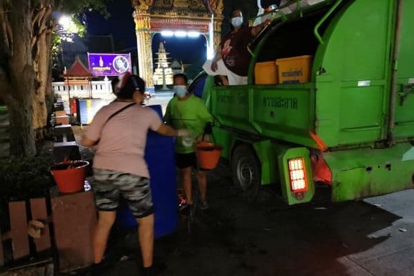 ภาพประกอบข่าว ลำดับที่ 2 จาก รณรงค์รักษาความสะอาด ล้างถังขยะ​ตั้งแต่หอนาฬิกา​ถึงไฟแดงวัดธรรมโฆษก