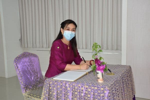 ภาพประกอบข่าว ลำดับที่ 14 จาก ร่วมพิธิเปิดและลงนามถวายพระพรสมเด็จพระกนิษฐาธิราชเจ้า