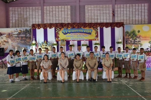 ภาพประกอบข่าว ลำดับที่ 1 จาก มอบเกียรติบัตรนักเรียนที่จบการศึกษาชั้นอนุบาล 3 และชั้นประถมศึกษาปีที่ 6 โรงเรียนเทศบาลวัดอมฤตวารี