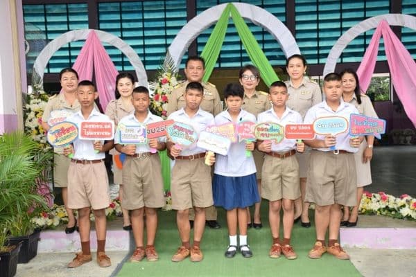 ภาพประกอบข่าว ลำดับที่ 5 จาก มอบเกียรติบัตรนักเรียนที่จบการศึกษาชั้นอนุบาล 3 และชั้นประถมศึกษาปีที่ 6 โรงเรียนเทศบาลวัดอมฤตวารี