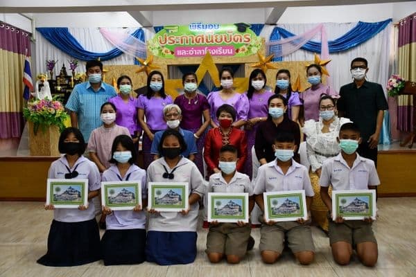ภาพประกอบข่าว ลำดับที่ 5 จาก พิธีมอบประกาศเกียรติบัตริและอำลาโรงเรียน โรงเรียนเทศบาลวัดธรรมโศภิต