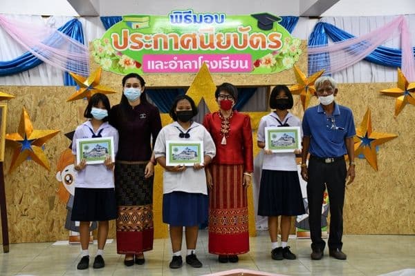 ภาพประกอบข่าว ลำดับที่ 6 จาก พิธีมอบประกาศเกียรติบัตริและอำลาโรงเรียน โรงเรียนเทศบาลวัดธรรมโศภิต