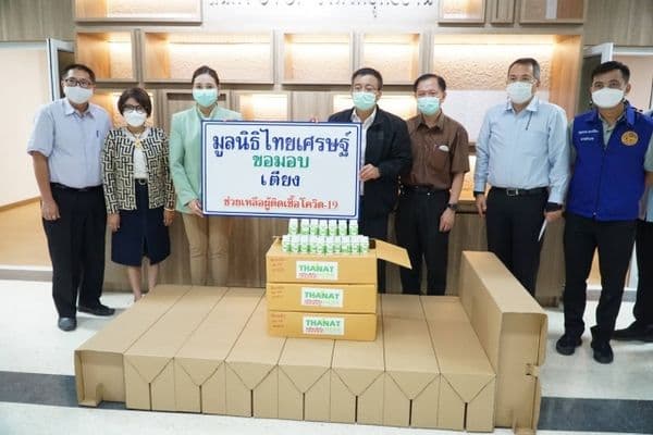 ภาพประกอบข่าว ลำดับที่ 3 จาก มูลนิธิไทยเศรษฐ์ มอบเตียงกระดาษแข็ง SCG จำนวน 50 เตียง ยาฟ้าทะลายโจร 414 กระปุก เพื่อใช้ในโรงพยาบาลสนาม