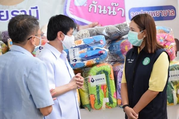 ภาพประกอบข่าว ลำดับที่ 12 จาก มอบชุดเครื่องนอน เครื่องวัดค่าออกซิเจนให้กับโรงพยาบาลอุทัยธานี เพื่อนำไปใช้ประโยชน์ในโรงพยาบาลสนาม