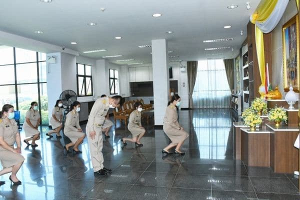 ภาพประกอบข่าว ลำดับที่ 1 จาก เปิดกรวยกระทงดอกไม้ ธูปเทียนแพ เบื้องหน้าพระบรมฉายาลักษณ์พระบาทสมเด็จพระเจ้าอยู่หัว