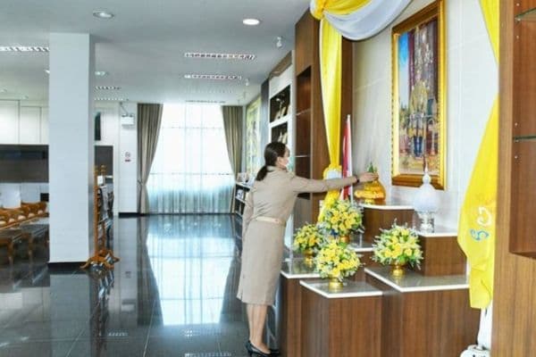 ภาพประกอบข่าว ลำดับที่ 2 จาก เปิดกรวยกระทงดอกไม้ ธูปเทียนแพ เบื้องหน้าพระบรมฉายาลักษณ์พระบาทสมเด็จพระเจ้าอยู่หัว