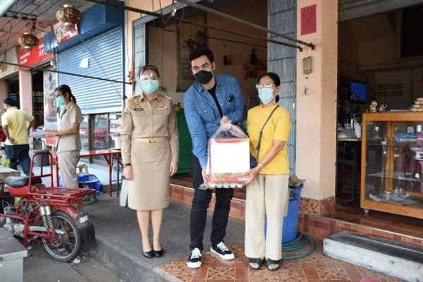 ภาพประกอบข่าว ลำดับที่ 2 จาก มอบถุงยังชีพให้กับครอบครัวผู้ที่ต้องกักตัวผ่านทางญาติ และแนะนำให้ปฏิบัติตนตามมาตรการของคณะกรรมการโรคติดต่อจังหวัดอุทัยธานี