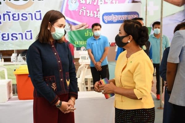 ภาพประกอบข่าว ลำดับที่ 3 จาก ตรวจเยี่ยมให้กำลังใจผู้มารับวัคซีนโควิด 19 และรับมอบอาหาร เพื่อมอบให้กับทีมแพทย์พยาบาล