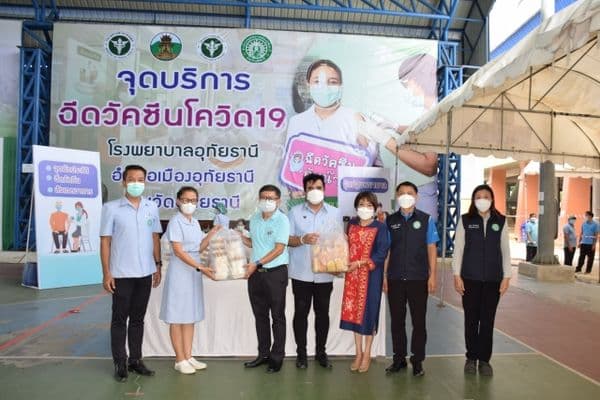 ภาพประกอบข่าว ลำดับที่ 5 จาก ตรวจเยี่ยมให้กำลังใจผู้มารับวัคซีนโควิด 19 และรับมอบอาหาร เพื่อมอบให้กับทีมแพทย์พยาบาล