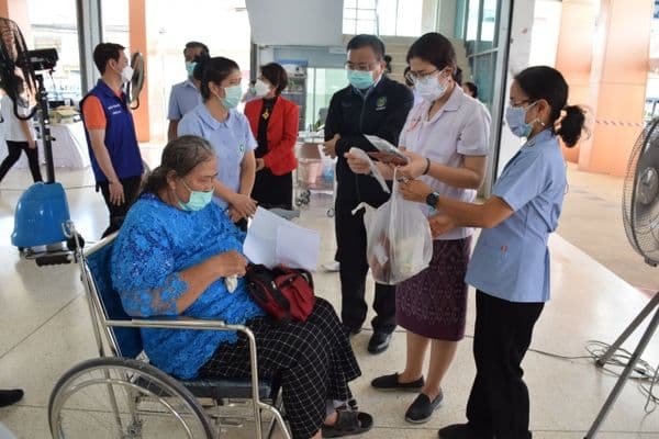 ภาพประกอบข่าว ลำดับที่ 2 จาก ตรวจเยี่ยมผู้มารับวัคซีนโควิด 19 และรับมอบอาหารจากโรงทานวัดท่าซุง เพื่อมอบให้กับทีมแพทย์พยาบาล และเจ้าหน้าที่
