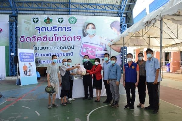 ภาพประกอบข่าว ลำดับที่ 11 จาก ตรวจเยี่ยมผู้มารับวัคซีนโควิด 19 และรับมอบอาหารจากโรงทานวัดท่าซุง เพื่อมอบให้กับทีมแพทย์พยาบาล และเจ้าหน้าที่