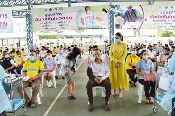 ภาพประกอบข่าว ลำดับที่ 5 จาก รับมอบน้ำดื่มจากผู้สนับสนุน พร้อมทั้งดูแลความเรียบร้อยสถานที่ฉีดวัคซีน