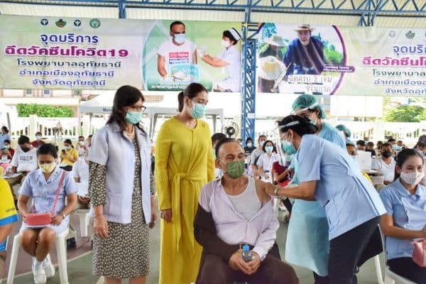 ภาพประกอบข่าว ลำดับที่ 6 จาก รับมอบน้ำดื่มจากผู้สนับสนุน พร้อมทั้งดูแลความเรียบร้อยสถานที่ฉีดวัคซีน