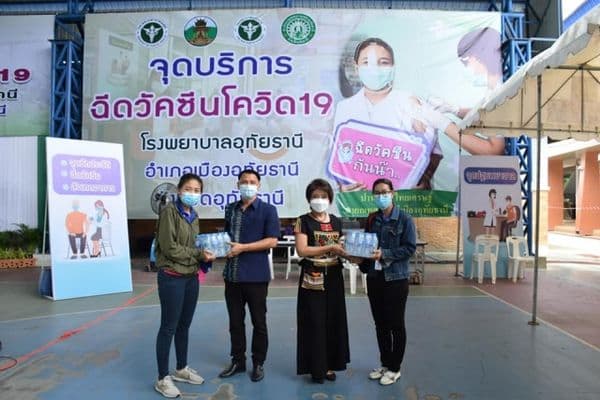 ภาพประกอบข่าว ลำดับที่ 5 จาก รับมอบน้ำดื่ม จากผู้ให้การสนับสนุนต่างๆ