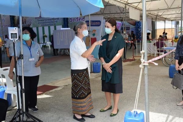 ภาพประกอบข่าว ลำดับที่ 5 จาก ให้กำลังใจแก่ประชาชนที่มารับวัคซีนโควิด 19 และรับมอบอาหาร เครื่องดื่มจากผู้ให้การสนับสนุน