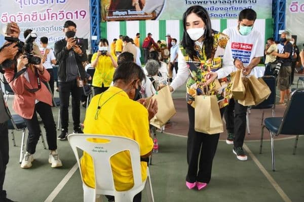 ภาพประกอบข่าว ลำดับที่ 2 จาก พิธีเปิดการ Kick Off ฉีดวัคซีนป้องกัน covid-19 ของจังหวัดอุทัยธานี