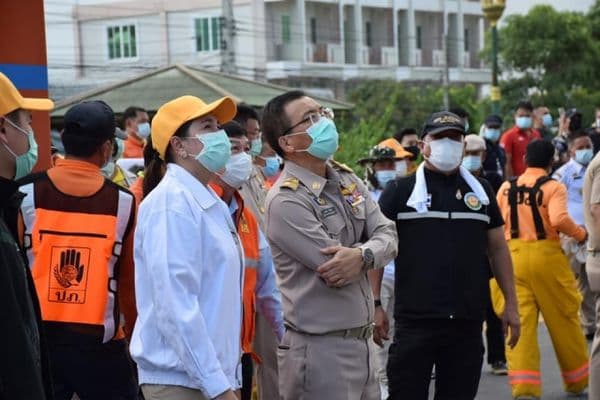 ภาพประกอบข่าว ลำดับที่ 26 จาก สั่งการงานป้องกันเทศบาลเมืองอุทัยธานี ร่วมกับหลายหน่วยงาน ระงับเหตุเพลิงไหม้ร้านบิ๊กวัน
