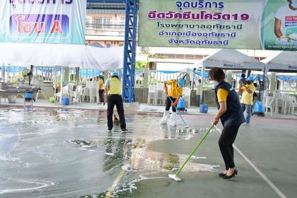ภาพประกอบข่าว ลำดับที่ 10 จาก ร่วมทำสะอาดสถานที่และพื้นที่ผิวสัมผัสร่วมจุดให้บริการฉีดวัคซีนโควิด-19 บริเวณเทศบาลเมืองอุทัยธานี