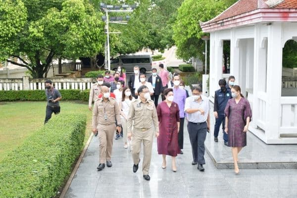 ภาพประกอบข่าว ลำดับที่ 4 จาก นายกเทศมนตรีเมืองอุทัยธานี ให้การต้อนรับนายขจรเกียรติ รักพานิชมณี ผู้ว่าราชการจังหวัดอุทัยธานี เดินทางไปสักการะพระราชานุสาวรีย์สมเด็จพระปฐมบรมมหาชนก บนยอดเขาสะแกกรัง