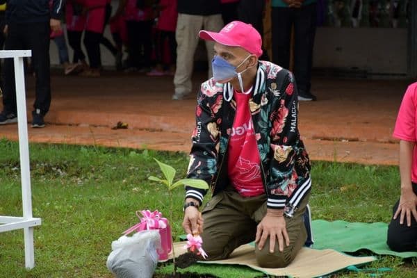 ภาพประกอบข่าว ลำดับที่ 12 จาก ร่วมพิธีปลูกต้นไม้เฉลิมพระเกียรติฯ