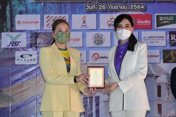 ภาพประกอบข่าว ลำดับที่ 16 จาก ร่วมพิธีเปิดและรับโล่ผู้สนับสนุนการจัดการแข่งขันจักรยานปั่นเพื่อชีวิต Sport Tourism Bike ๔ All