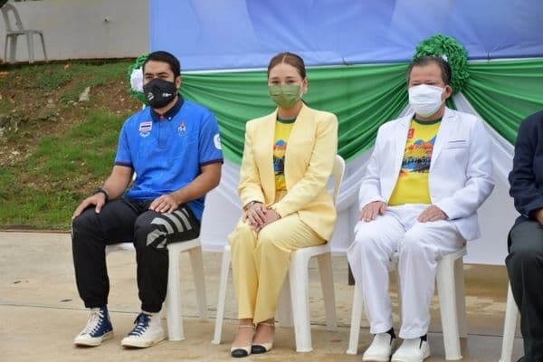 ภาพประกอบข่าว ลำดับที่ 22 จาก ร่วมพิธีเปิดและรับโล่ผู้สนับสนุนการจัดการแข่งขันจักรยานปั่นเพื่อชีวิต Sport Tourism Bike ๔ All