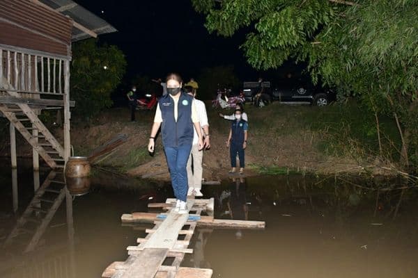 ภาพประกอบข่าว ลำดับที่ 12 จาก ลงพื้นที่ตรวจเยี่ยมบ้านเรือนประชาชนที่น้ำท่วมขัง พร้อมทั้งมอบถุงยังชีพเพื่อบรรเทาความเดือดร้อนเบื้องต้น