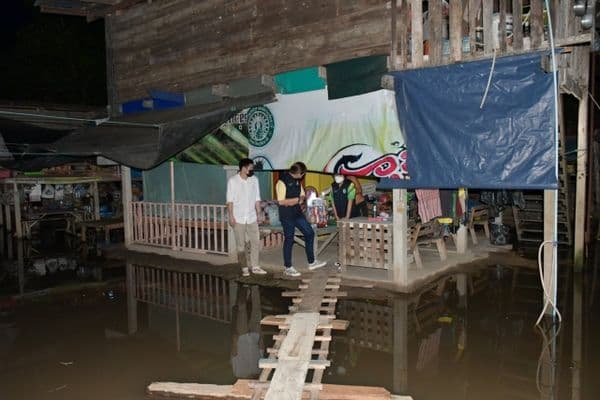 ภาพประกอบข่าว ลำดับที่ 17 จาก ลงพื้นที่ตรวจเยี่ยมบ้านเรือนประชาชนที่น้ำท่วมขัง พร้อมทั้งมอบถุงยังชีพเพื่อบรรเทาความเดือดร้อนเบื้องต้น