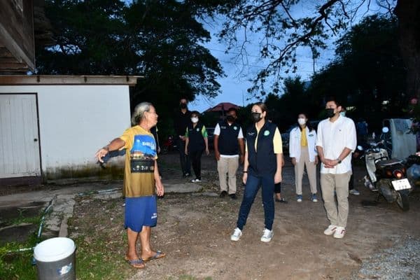 ภาพประกอบข่าว ลำดับที่ 20 จาก ลงพื้นที่ตรวจเยี่ยมบ้านเรือนประชาชนที่น้ำท่วมขัง พร้อมทั้งมอบถุงยังชีพเพื่อบรรเทาความเดือดร้อนเบื้องต้น