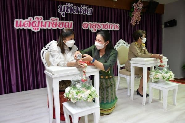 ภาพประกอบข่าว ลำดับที่ 21 จาก เทศบาลเมืองอุทัยธานีแสดงมุฑิตาจิตแด่ผู้เกษียณอายุราชการและผู้ลาออกจากราชการ