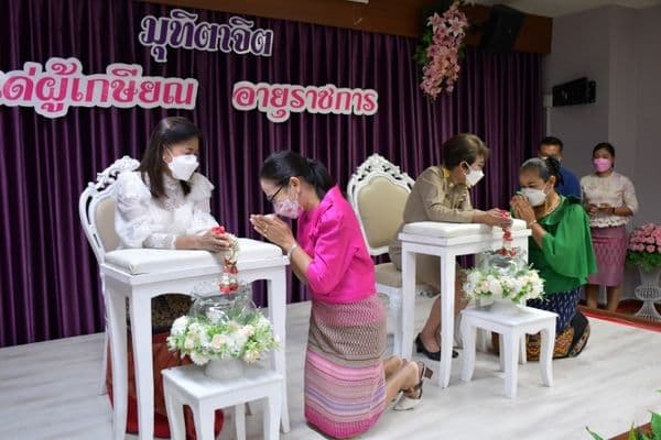 ภาพประกอบข่าว ลำดับที่ 60 จาก เทศบาลเมืองอุทัยธานีแสดงมุฑิตาจิตแด่ผู้เกษียณอายุราชการและผู้ลาออกจากราชการ