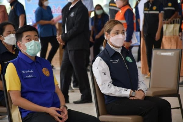 ภาพประกอบข่าว ลำดับที่ 5 จาก รับมอบถุงยังชีพจาก นายวิษณุ เครืองาม รองนายกรัฐมนตรี เพื่อนำไปมอบประชาชนที่ได้รับผลกระทบจากแม่น้ำสะแกกรังล้นตลิ่ง