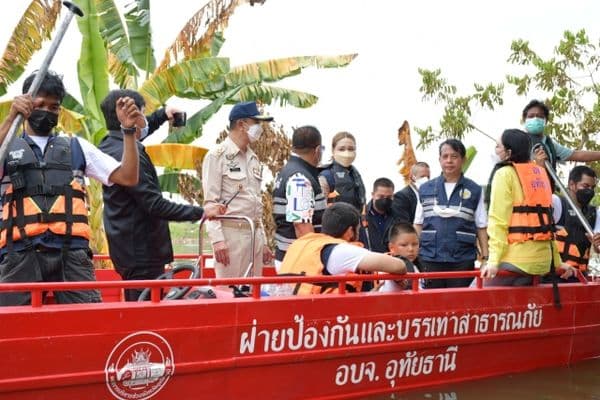 ภาพประกอบข่าว ลำดับที่ 4 จาก ร่วมพิธีมอบถุงยังชีพและปล่อยขบวนคาราวานนำถุงยังชีพไปช่วยเหลือผู้ประสบอุทกภัยตามพื้นที่ต่างๆ
