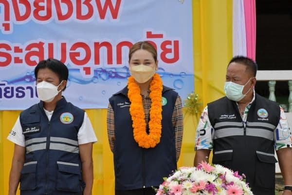 ภาพประกอบข่าว ลำดับที่ 17 จาก ร่วมพิธีมอบถุงยังชีพและปล่อยขบวนคาราวานนำถุงยังชีพไปช่วยเหลือผู้ประสบอุทกภัยตามพื้นที่ต่างๆ