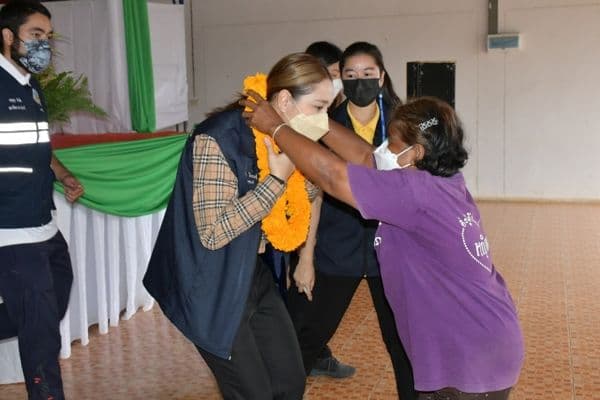 ภาพประกอบข่าว ลำดับที่ 29 จาก ร่วมพิธีมอบถุงยังชีพและปล่อยขบวนคาราวานนำถุงยังชีพไปช่วยเหลือผู้ประสบอุทกภัยตามพื้นที่ต่างๆ