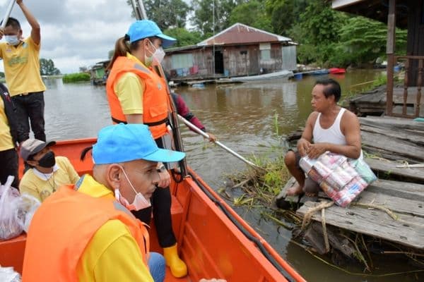 ภาพประกอบข่าว ลำดับที่ 2 จาก ลงพื้นที่มอบถุงยังชีพช่วยเหลือ บรรเทาทุกข์ และให้กำลังใจแก่พี่น้องประชาชนชาวแพแม่น้ำสะแกกรัง
