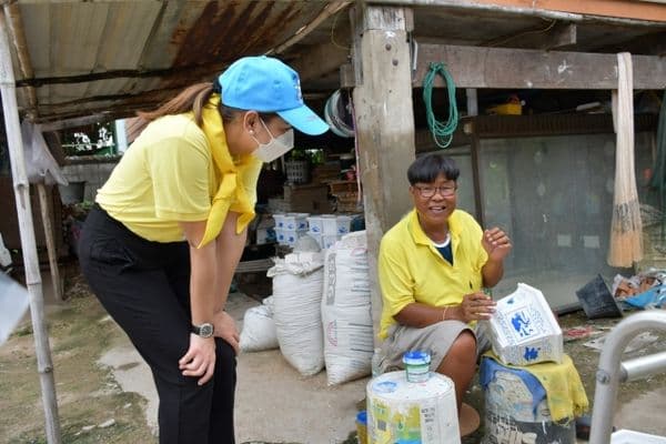 ภาพประกอบข่าว ลำดับที่ 3 จาก ลงพื้นที่มอบถุงยังชีพช่วยเหลือ บรรเทาทุกข์ และให้กำลังใจแก่พี่น้องประชาชนชาวแพแม่น้ำสะแกกรัง