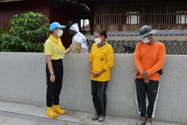 ภาพประกอบข่าว ลำดับที่ 4 จาก ลงพื้นที่มอบถุงยังชีพช่วยเหลือ บรรเทาทุกข์ และให้กำลังใจแก่พี่น้องประชาชนชาวแพแม่น้ำสะแกกรัง
